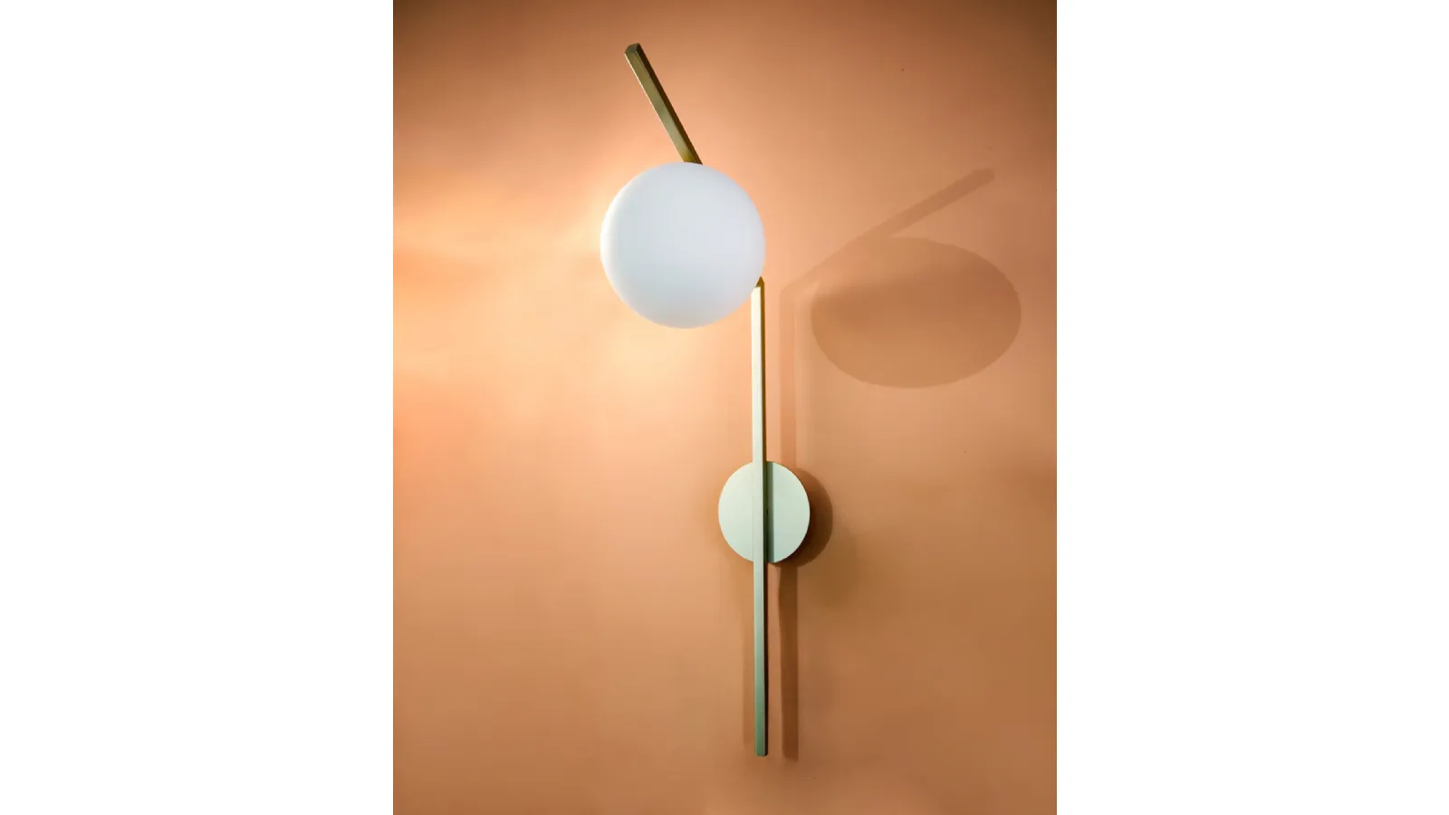 Lampada Dodo Applique in metallo con bulbo in vetro bianco satinato di Riflessi