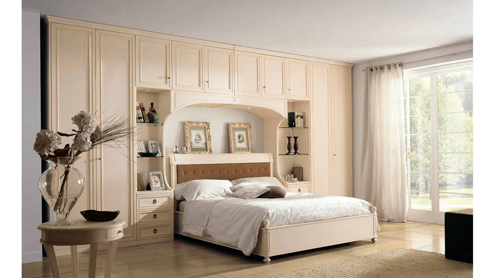 Letto finitura patinato Magnolia con testiera con pannello in tessuto trapuntato M226 di Ferretti e Ferretti