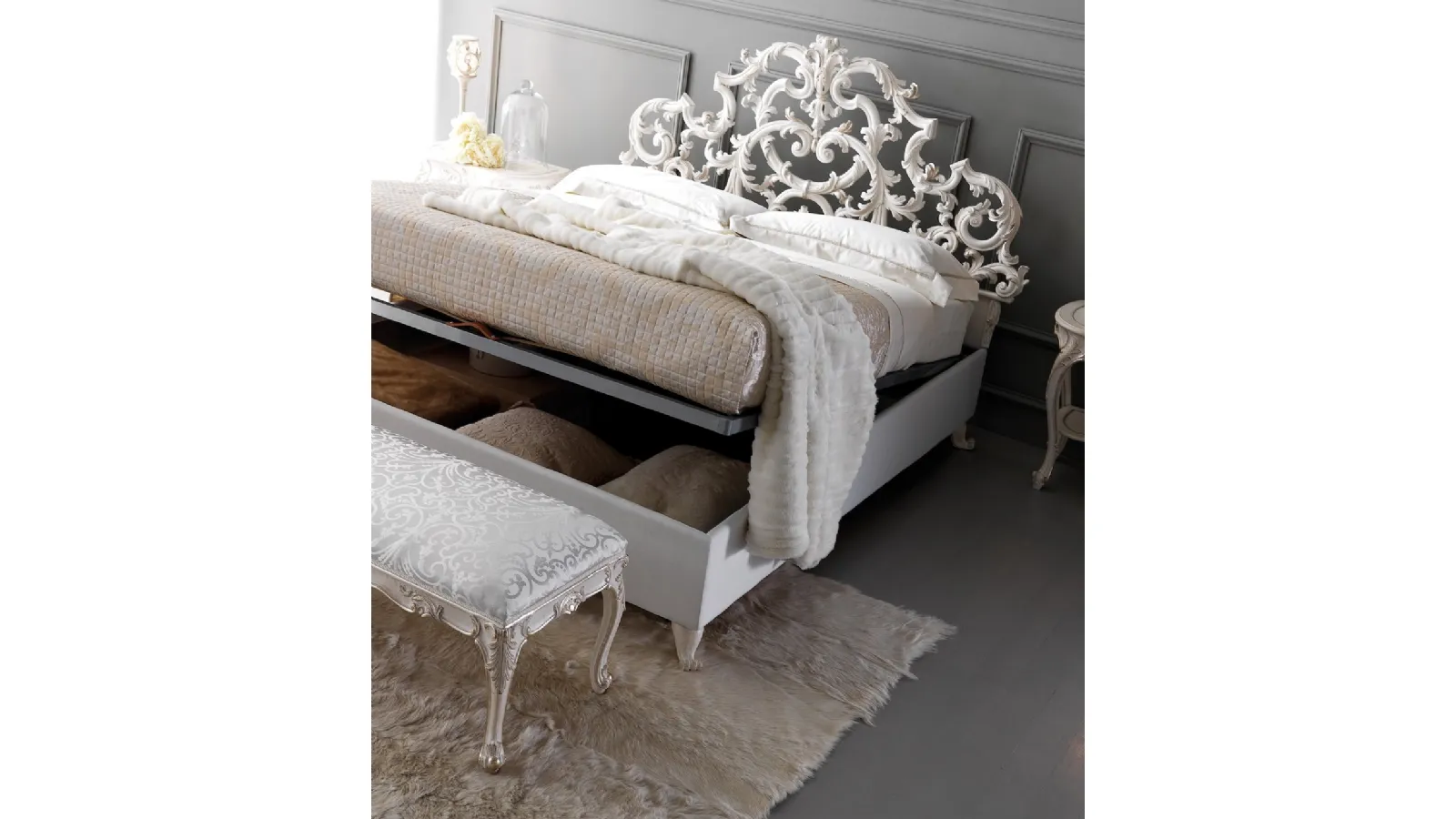 Letto 2504 in legno laccato intagliato e decorato in foglia oro con contenitore di Silvano Grifoni