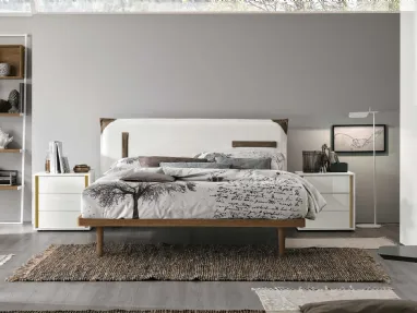 Letto matrimoniale in legno nodato con testiera in ecopelle vintage Tasca Ring 60 di Tomasella