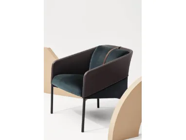 Poltroncina Demoiselle Armchair in tessuto con particolari in pelle di Infiniti