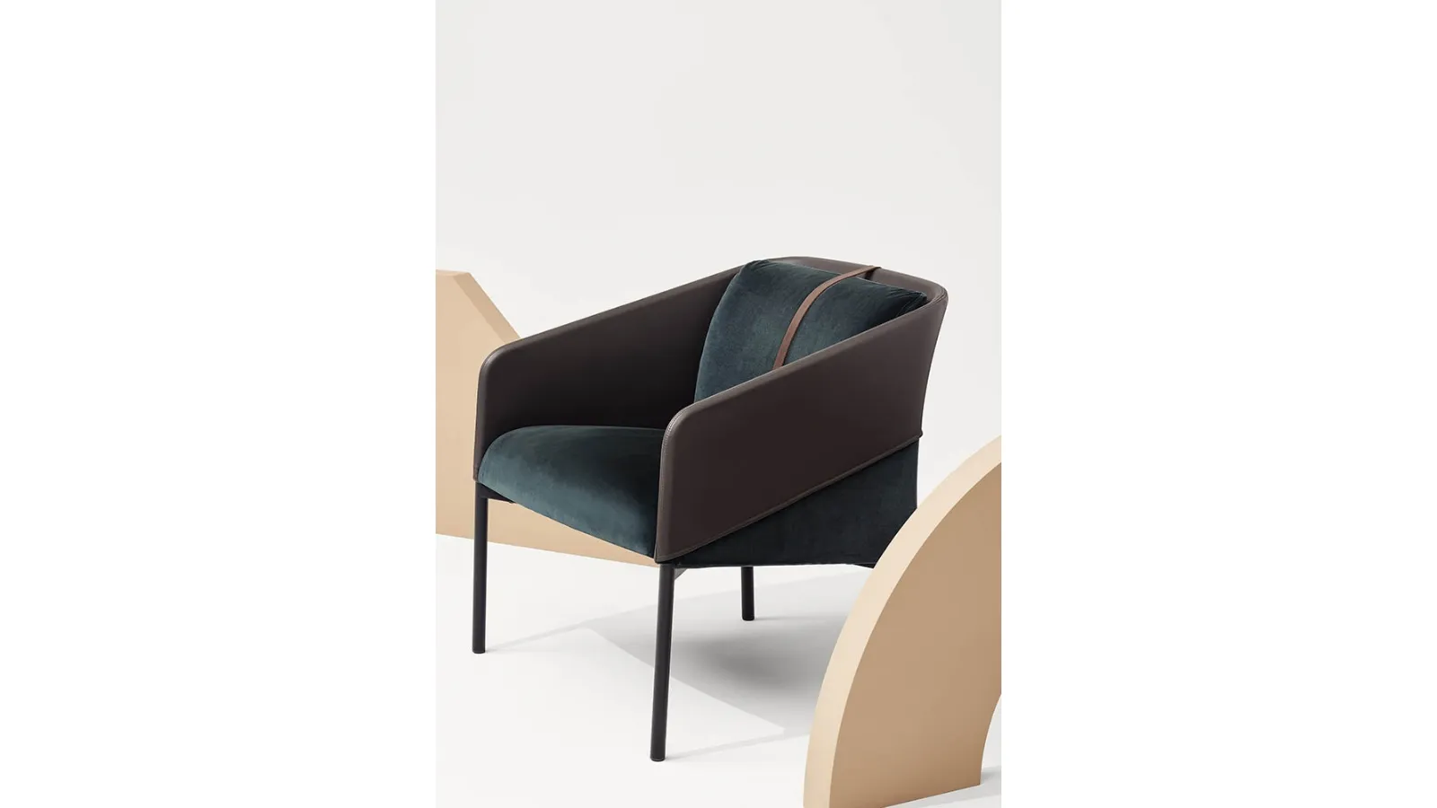 Poltroncina Demoiselle Armchair in tessuto con particolari in pelle di Infiniti