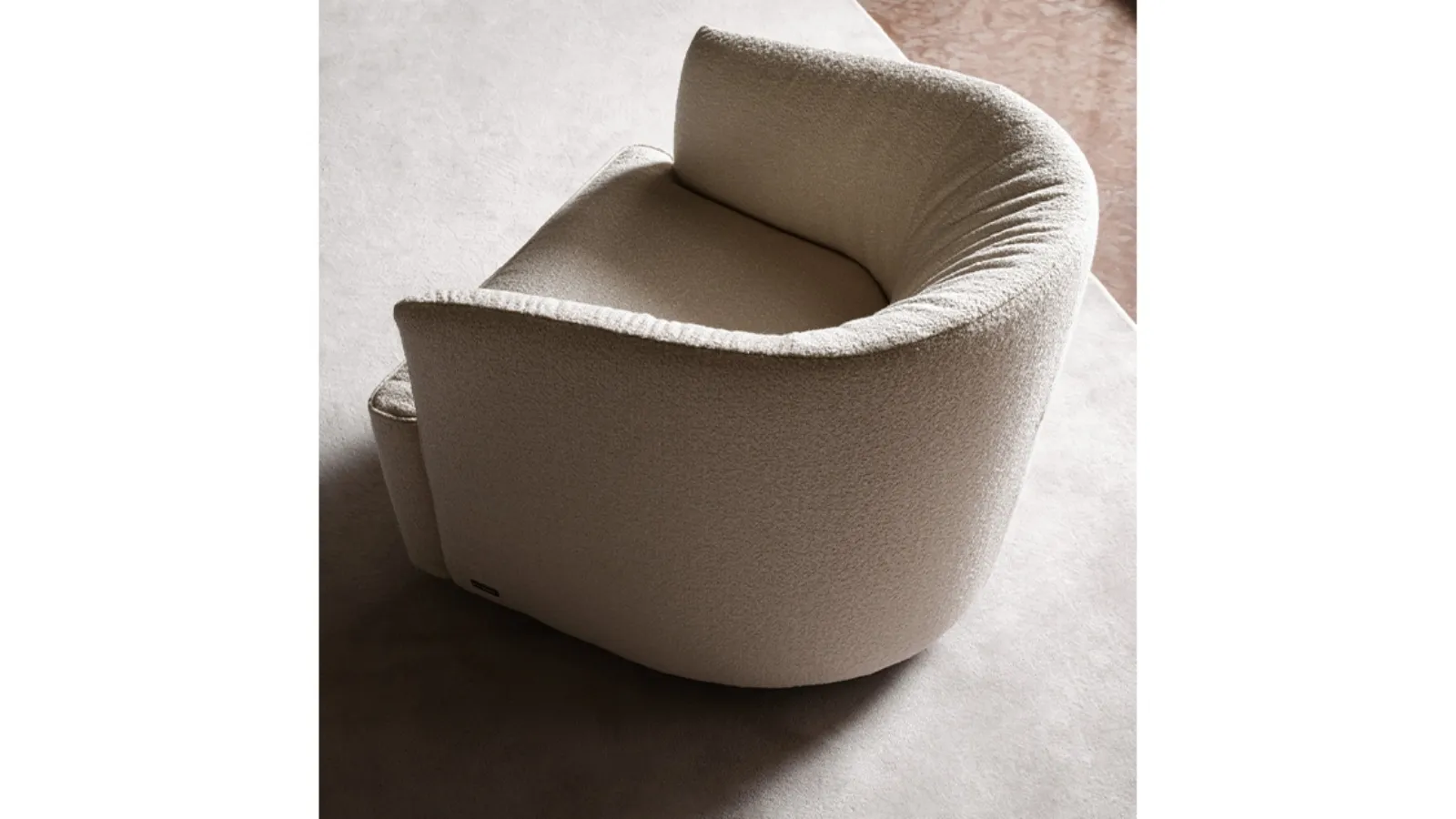 Poltroncina girevole in tessuto con schienale avvolgente Lady Swivel di Nicoline