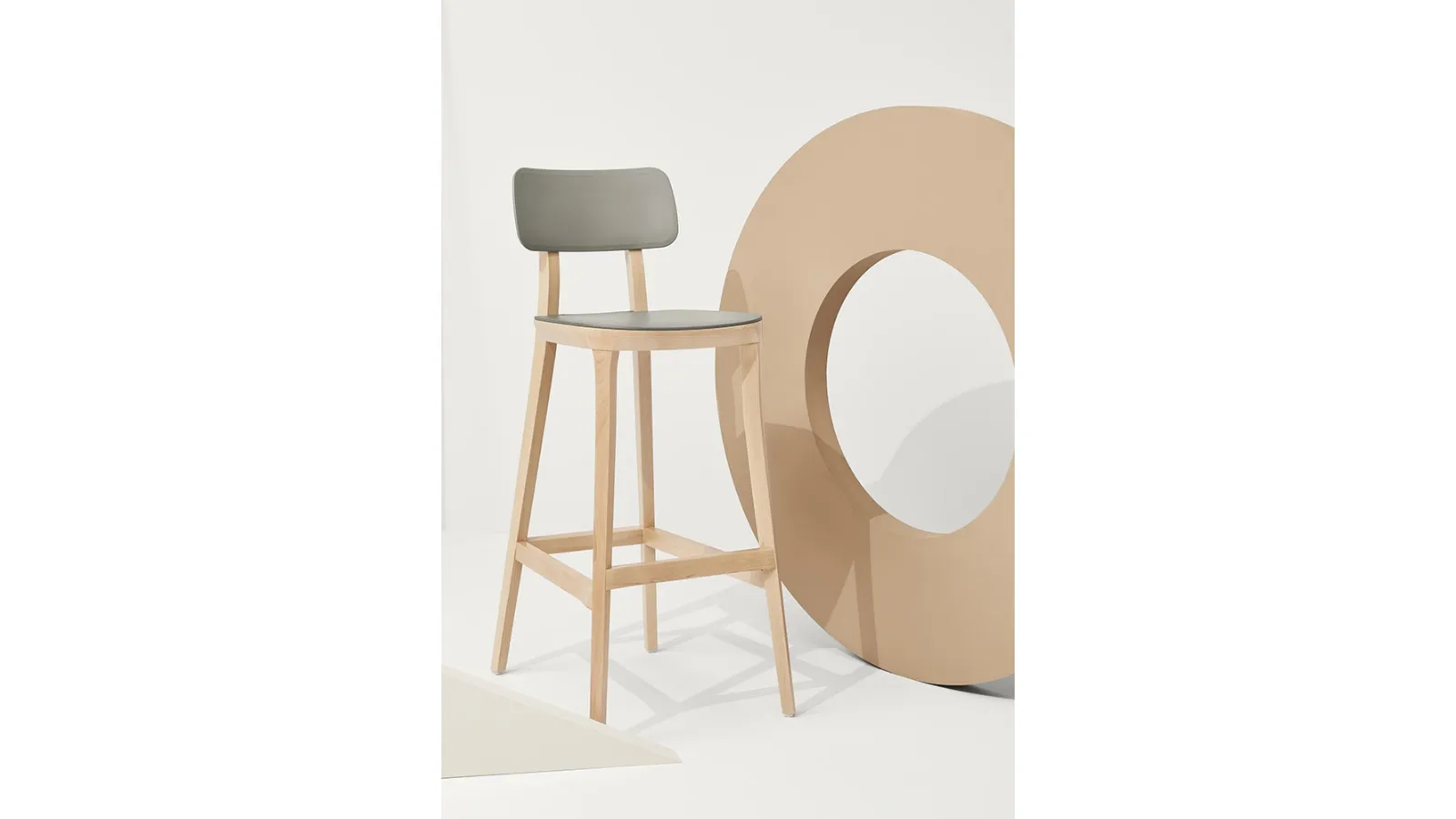 Sgabello Porta Venezia Stool in polipropilene con struttura in Faggio massello Naturale di Infiniti