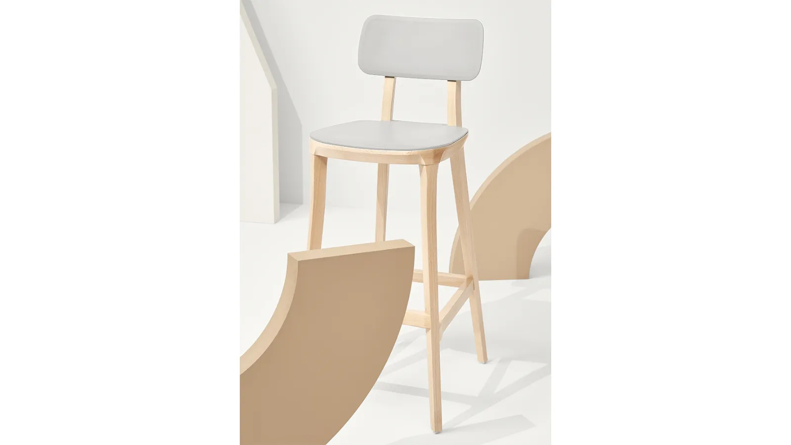 Sgabello Porta Venezia Stool in polipropilene con struttura in Faggio massello Naturale di Infiniti