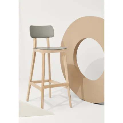 Sgabello Porta Venezia Stool in polipropilene con struttura in Faggio massello Naturale di Infiniti