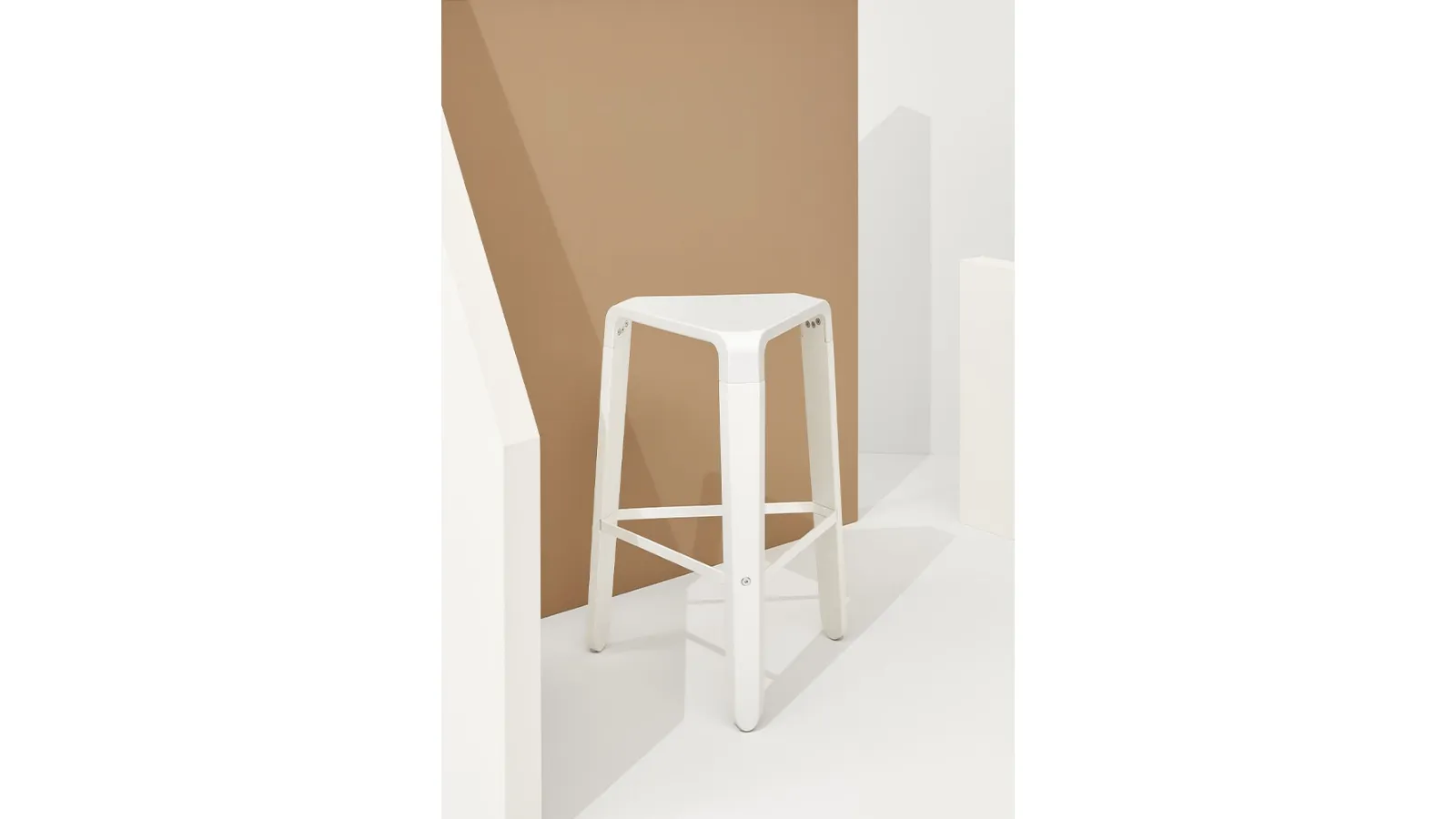 Sgabello Picapau Kitchen Stool in polipropilene Bianco con telaio in legno di Faggio massello laccato Bianco di Infiniti