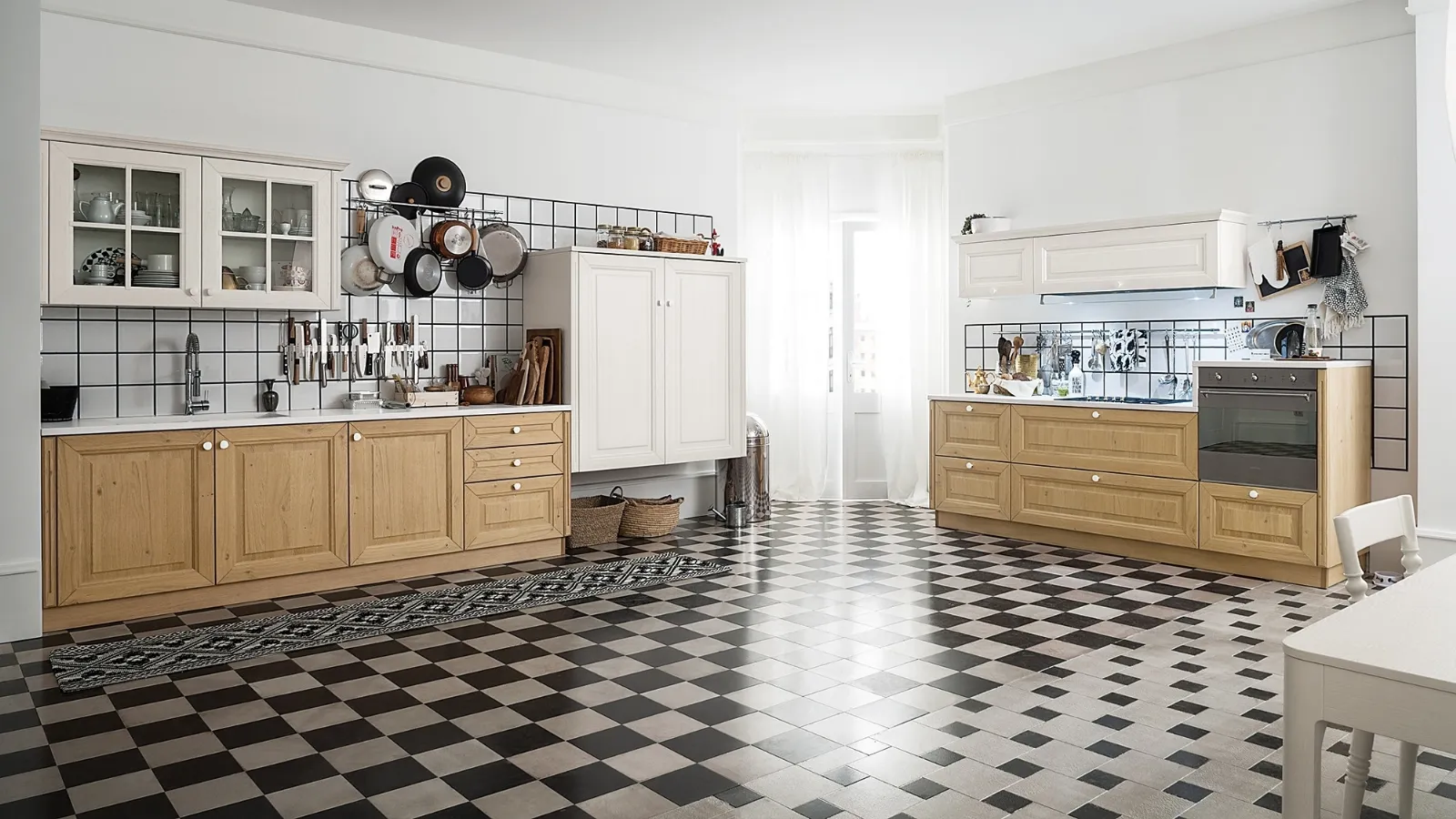 Cucina Classica ad angolo in Rovere Naturale e Frassino laccato Bianco di Veneta Cucine