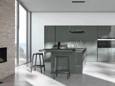 Cucina Moderna con isola Color Trend v07 in laccato lucido Asparago con top in Neolith Wulong e piano snack in Fenix Grigio Londra con inserto in Rovere Termocotto Cannettato di Stosa