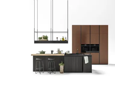 Cucina Moderna con isola finitura Rovere fossile e colonne in laccato effetto metallo Rame brunito Logica 05 di Valdesign