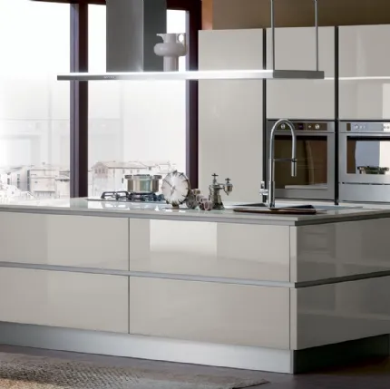 Cucina Moderna Ri-flex 06 con isola in vetro laccato lucido Grigio Corda di Veneta Cucine